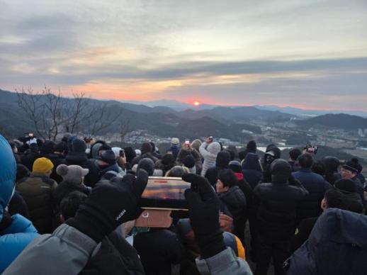 삼향읍 봉수산 해맞이 행사, 500여 명 참여 속 성황리 개최