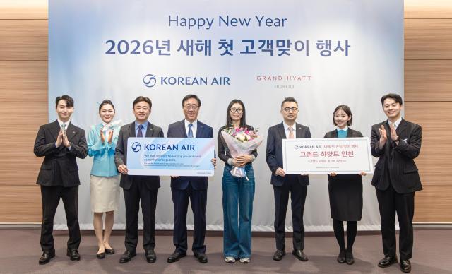 왼쪽 세 번째부터 송기원 인천여객서비스지점장 고광호 여객사업본부장 새해 첫 고객 이동협 여객운송부 담당 등 대한항공 관계자들이 기념사진을 촬영하는 모습 사진대한항공