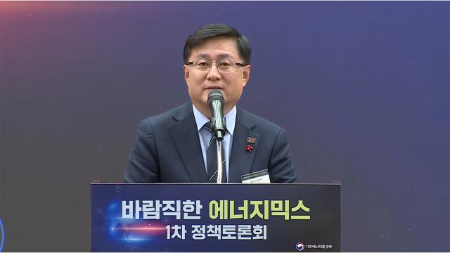 김성환 기후에너지환경부 장관이 30일 서울 여의도 국회 의원회관에서 열린 바람직한 에너지믹스 1차 정책토론회에서 인사말을 하고 있다 20251230 사진기후에너지환경부