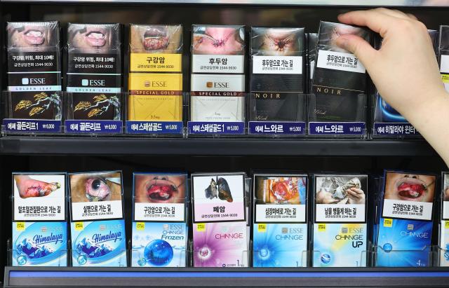 서울 시내의 한 편의점 담배판매대 사진연합뉴스