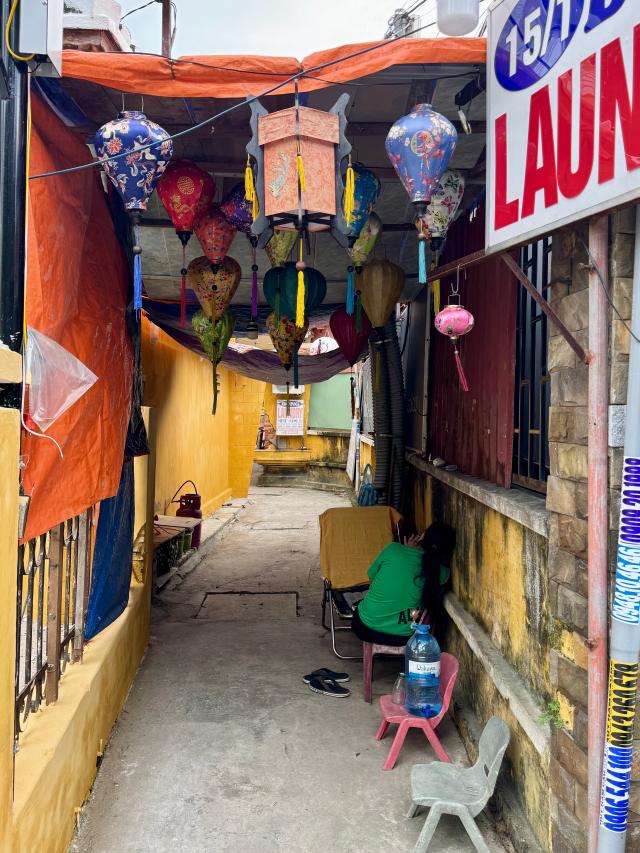 알록달록 풍등이 흔들리는 호이안 올드타운을 걷다 보면 정돈되지 않은 자연스러움의 매력에 빠져든다 사진강상헌 기자