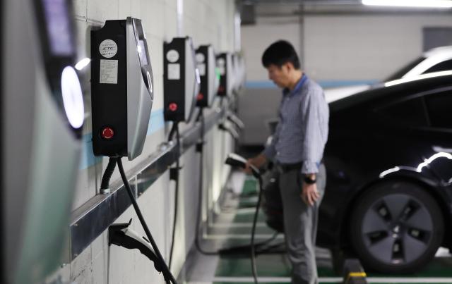 내연차, 전기차 전환시 100만원 추가 지원…보조금 2025년 수준 유지