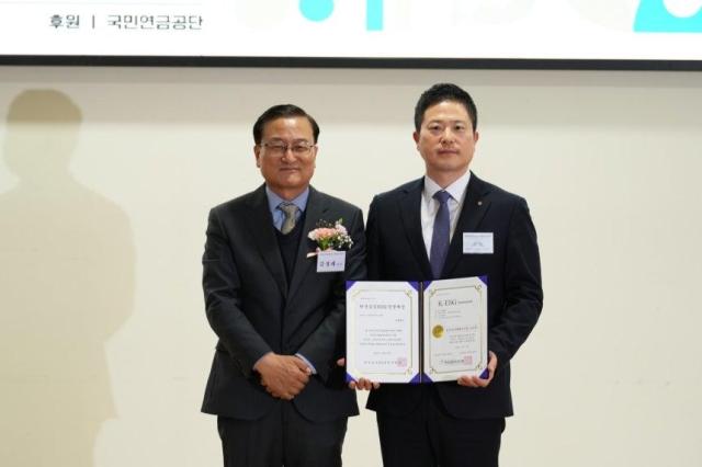 지난달 30일 서울 여의도 국회의원회관에서 열린 제3회 한국공공ESG경영대상 시상식에서 지창근 강원랜드 ESG정책팀장오른쪽이 공기업 산업진흥 서비스부문 대상을 수상하고 있다 사진강원랜드