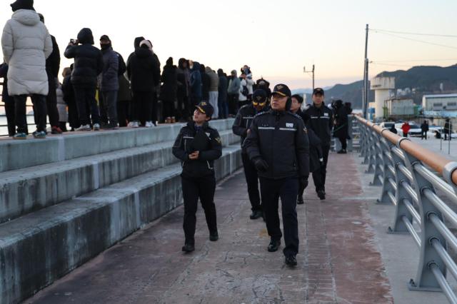 김인창 동해해경청장은 병오년 새해 첫날 삼척항 북방파제 등을 방문해 안전관리 현황을 점검하고 삼척파출소를 찾아 근무자를 격려했다 사진동해해경청