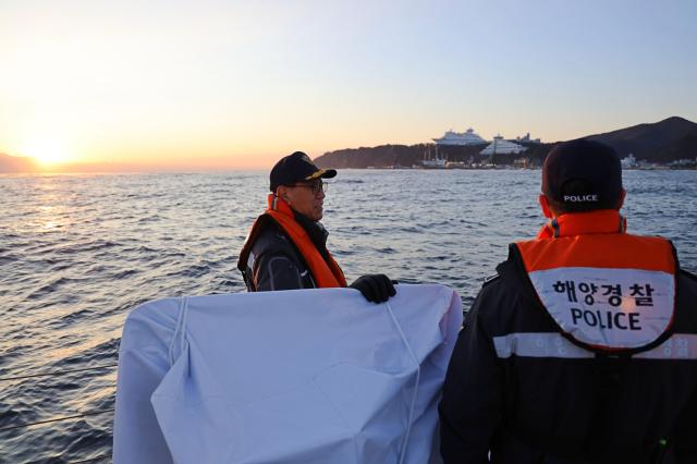 박홍식 강릉해양경찰서장왼쪽이 2026년 병오년 새해 첫날인 1일 새벽 강릉시 정동진 앞 해상에 경비함정을 승선하여 해맞이 안전관리에 직접 나섰다 사진강릉 해경