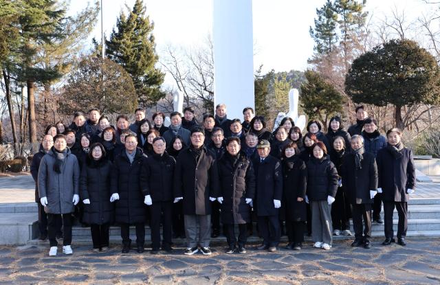 관계자들이 2026년 새해 첫날인 1월 1일 남양동 충혼탑을 찾아 순국선열과 호국영령의 숭고한 희생정신을 기리고 지역 사회의 무궁한 발전과 안녕을 기원하는 참배 행사를 가졌다 사진삼척시