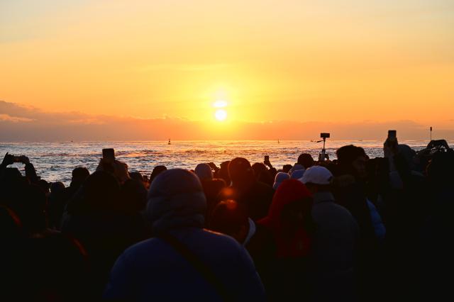 속초해수욕장에 약 4만여 명의 해맞이객이 모여 수평선 위로 선명하게 솟아오르는 붉은 해를 바라보며 새로운 시작을 알렸다 사진속초시