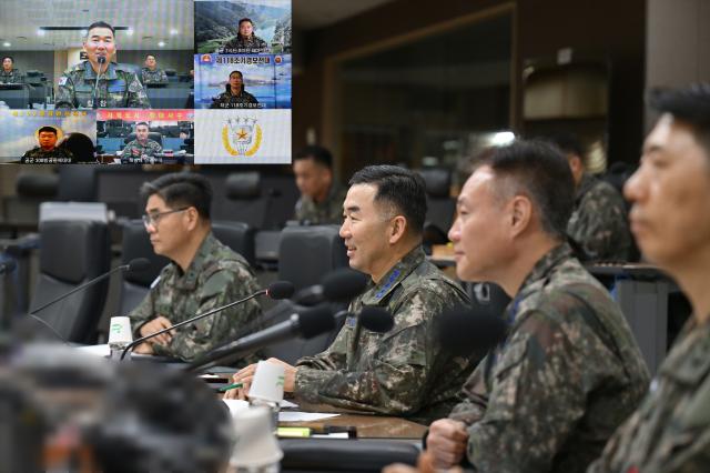 진영승 합동참모본부 의장이 1일 새해를 맞아 격오지 작전부대 지휘관들과 화상통화를 하고 있다 사진합동참모본부
