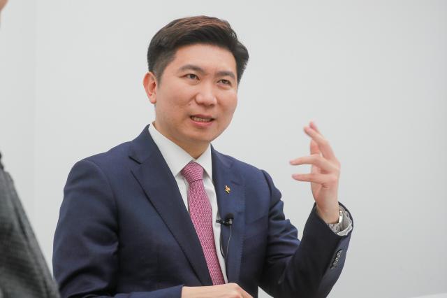 유승민 대한체육회장이 서울 종로구 아주경제 본사를 찾아 인터뷰하고 있다 아주경제 DB