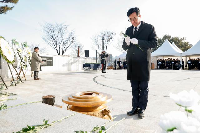 정명근 화성특례시장이 화성현충공원에서 현충탑 신년참배를 하고 있다 사진화성시