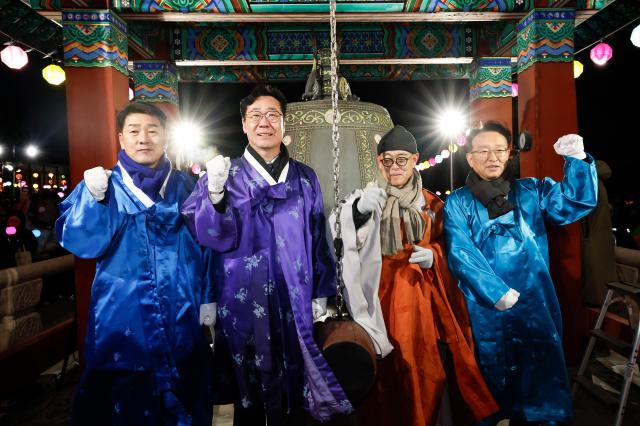 정명근 화성특례시장이 성효스님용주사 주지 배정수 화성특례시의회의장 권칠승 국회의원과 함께 기념촬영을 하고 있다 사진화성시