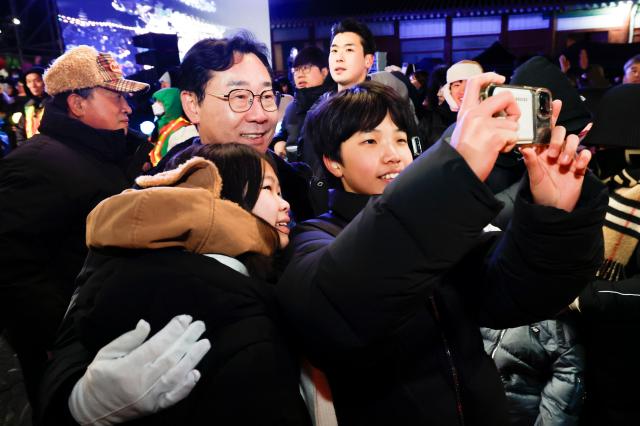 정명근 화성특례시장이 송년제야행사에서 용주사를 찾은 시민들과 기념 촬영을 하고 있다 사진화성시