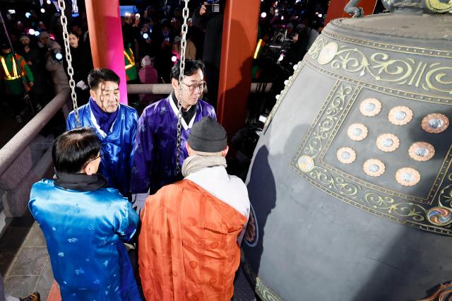 정명근 화성특례시장이 성효스님용주사 주지 배정수 화성특례시의회의장 권칠승 국회의원과 함께 타종을 하고 있다 사진화성시