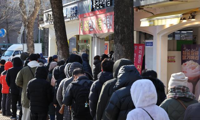 新年首日 首尔彩票销售点前排起长队