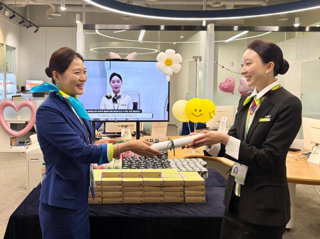 에어부산 사옥 내 객실브리핑실에서 에어부산 객실승무원이 진에어 객실승무원을 맞이해 브리핑실 공동 사용 기념 환영 행사를 실시하고 있다사진에어부산