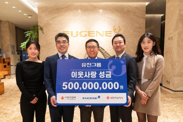 2일 서울 여의도 유진빌딩에서 열린 유진그룹 기부 시무식에서 정진학 유진그룹 커뮤니케이션실 사장사진 가운데 강성모 유진그룹 그룹혁신부문 상무우측에서 두번째 이상규 유진그룹 준법지원센터장좌측에서 두번째이 기념촬영을 진행하고 있다사진유진그룹