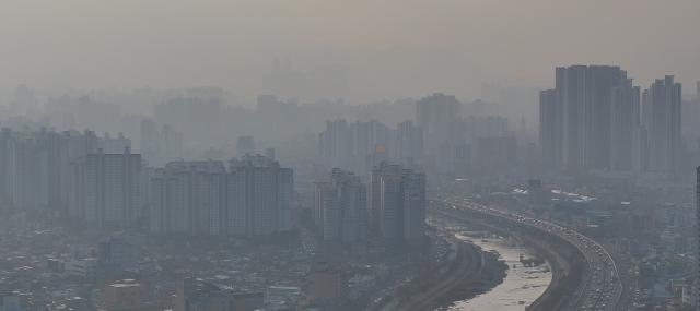 초미세먼지 농도가 나쁨 수준을 보인 17일 대구 도심이 뿌옇게 보이고 있다 사진연합뉴스