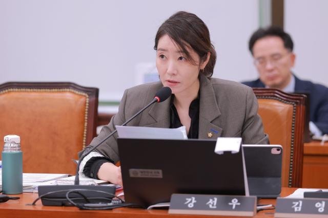 강선우 더불어민주당 의원이 지난 10월 13일 국회에서 열린 외교통일위원회 국정감사에서 발언하고 있다 사진유대길 기자