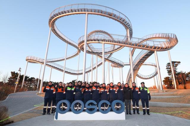 포스코그룹은 새해 첫 근무일인 2일 포항 스페이스워크에서 안전을 기원하고 미래 비전 실현을 다짐하는 시무행사를 가졌다 사진포스코그룹