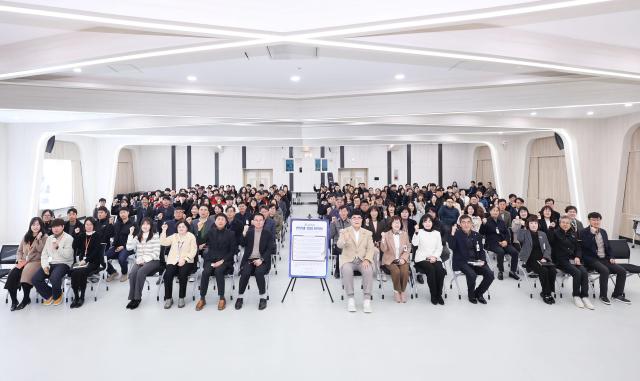 삼척시가 1월 2일 시청 대회의실에서 열린 시무식에서 전 공직자가 참여하는 청렴다짐 결의 및 청렴서약식을 진행하고 있다 사진삼척시