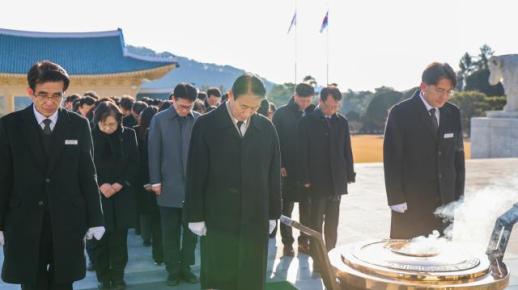 권오을 장관, 국립대전현충원 참배로 병오년 새해 업무 시작