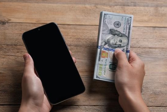 스마트폰과 돈 사진게티이미지
