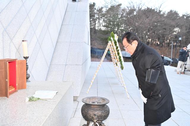 이현재 하남시장이 2일 열린 신년 참배식에서 검단산 현충탑에 분향하고 있다 사진하남시