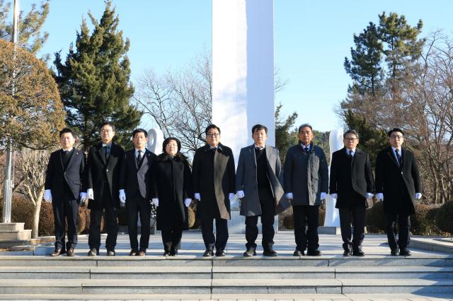 삼척시의회가 2일 남양동 충혼탑을 방문해 참배하고 있다 사진삼척시의회