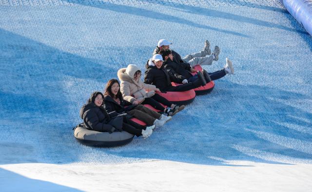 People enjoy sledding at a snow park in Yangjae-dong southern Seoul on Jan 2 AJP Yoo Na-hyun
