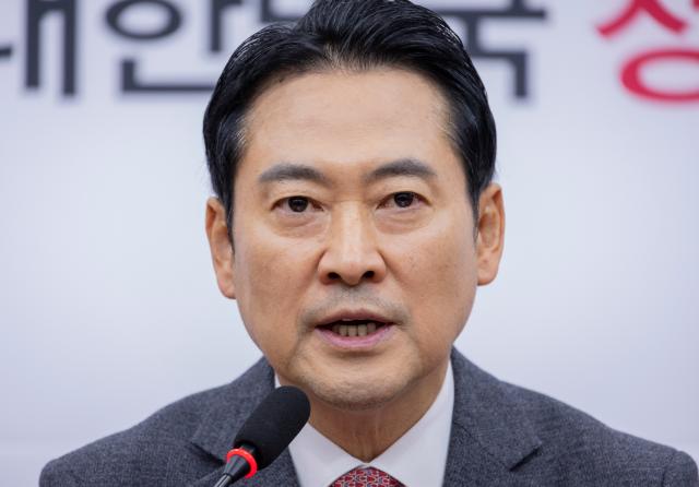 장동혁 국민의힘 대표가 2일 국회에서 기자 간담회를 열고 발언하고 있다 사진연합뉴스