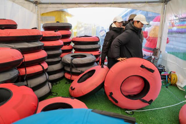 People enjoy sledding at a snow park in Yangjae-dong southern Seoul on Jan 2 AJP Yoo Na-hyun