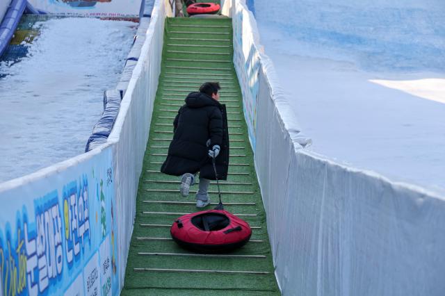 People enjoy sledding at a snow park in Yangjae-dong southern Seoul on Jan 2 AJP Yoo Na-hyun