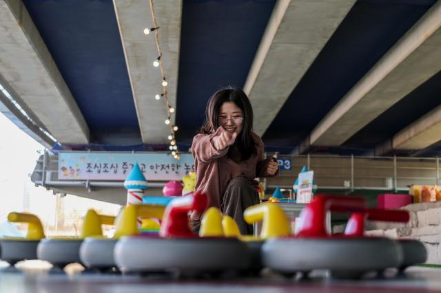 People enjoy curling at a snow park in Yangjae-dong southern Seoul on Jan 2 AJP Yoo Na-hyun