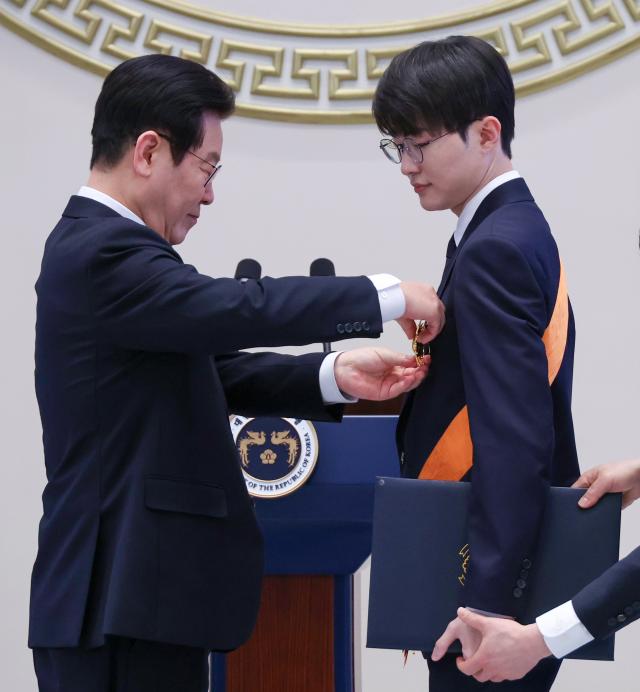 이재명 대통령이 2일 청와대 영빈관에서 열린 신년 인사회에서 프로게이머 페이커 이상혁 선수에게 포상하고 있다사진연합뉴스