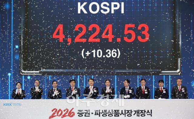 정은보 한국거래소 이사장을 비롯한 참석자들이 2일 오전 서울 영등포구 한국거래소 서울사무소에서 열린 2026년도 증권·파생상품시장 개장식에서 개장신호식을 하고 있다 왼쪽부터 김영재 상장회사협의회장 김학수 넥스트레이드 사장 황성엽 금융투자협회장 오기형 코스피 5000 특위위원장 정은보 한국거래소 이사장 이억원 금융위원장 김상훈 밸류업특위위원장 이찬진 금융감독원장 이동훈 코스닥협회장 황창순 코넥스협회장 20260102 사진유대길 기자