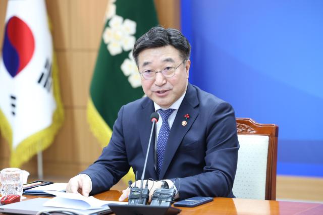 윤호중 행정안전부 장관이 2일 오후 서울 서대문구 경찰청에서 열린 전국 경찰 지휘부 화상회의에 참석해 모두발언을 하고 있다 사진행정안전부