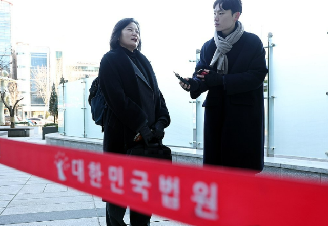 정유미 검사장이 지난달 22일 서울행정법원에서 열린 집행정지 신청 심문기일에 출석하며 취재진 질문에 답하는 모습 사진연합뉴스