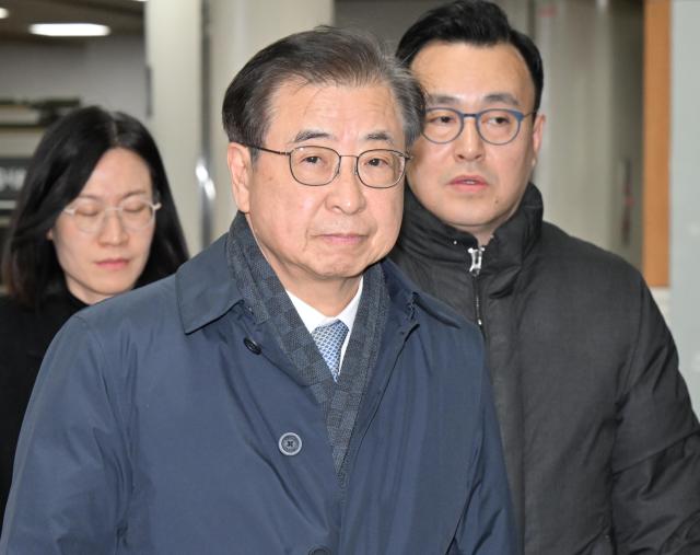 2020년 서해에서 발생한 공무원 피격 사건을 은폐하려 한 혐의로 재판에 넘겨진 서훈 전 청와대 국가안보실장이 26일 서울 서초구 중앙지법에서 열린 선고공판에서 무죄를 선고받은 후 법정을 떠나고 있다 사진연합뉴스