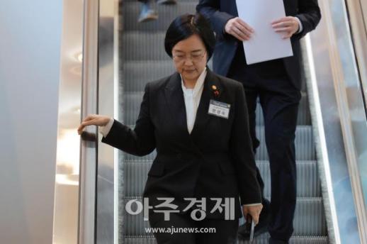 [포토] ​​​​​​​한성숙 중소벤처기업부 장관, 2026년 경제계 신년인사회 참석