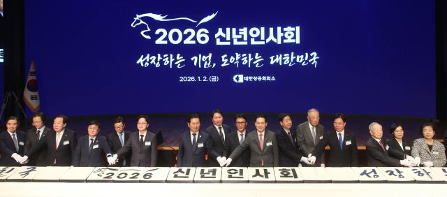 김민석왼쪽 여섯 번째 국무총리와 최태원왼쪽 다섯 번째 대한상공회의소 회장 등 참석자들이 2일 오후 서울 중구 대한상공회의소에서 열린 2026 경제계 신년인사회에서 떡케이크를 자르고 있다 사진대한상공회의소