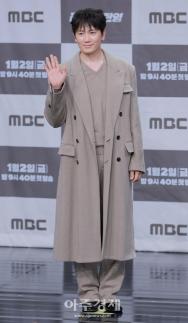 [포토] 포즈 취하는 지성 (판사 이한영 제작발표회)