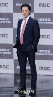 [포토] 포즈 취하는 황희 (판사 이한영 제작발표회)