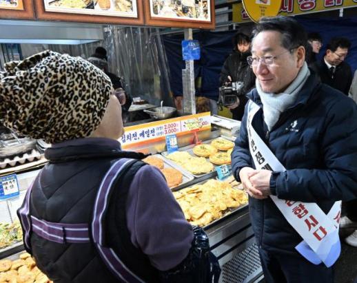 유정복, 미추홀구 신기시장 찾아 민생 현장 점검·상인 격려...전통시장 활성화에 행정 역량 집중