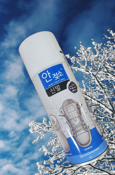 DH메디케어의 신발용 발수·방수 스프레이 안젖소 신발 표면을 코팅해 어그와 스웨이드 관리에 유용하다 사진조현미 기자