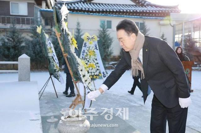 구복규 화순군수가 2일 시무식에 앞서 참배했다 사진화순군