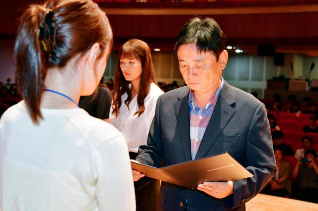 화천군과 화천군 인재육성재단이 올해 지역인재 지원을 대폭 강화한다 사진은 지난해 열린 군인재육성재단의 장학증서 수여식사진화천군