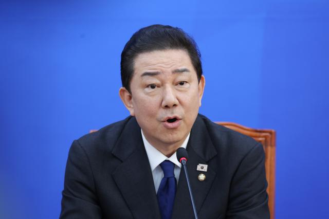 지난달 30일 더불어민주당 김병기 의원이 서울 여의도 국회에서 열린 민주당 원내대책회의에서 사퇴의사를 밝히고 있다 사진연합뉴스