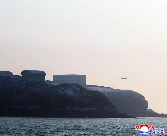 북한이 지난해 12월 서해상에서 김정은 북한 국무위원장이 참석한 가운데 장거리전략순항미사일 발사 훈련을 진행했다 사진연합뉴스