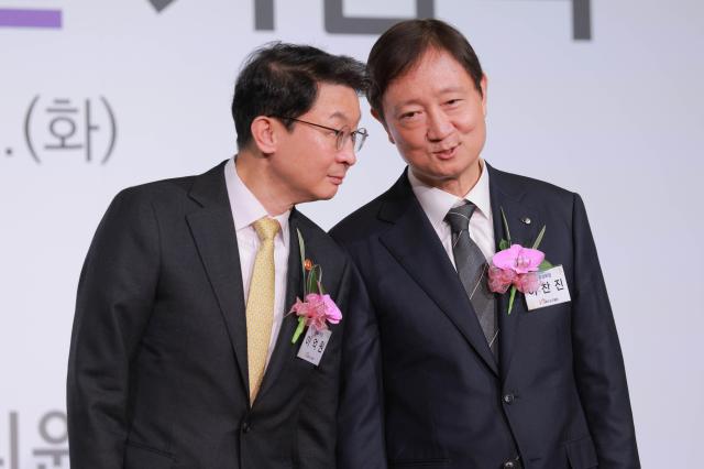 이억원 금융위원장왼쪽과 이찬진 금융감독원장 사진유대길 기자 dbeorlf123ajunewscom