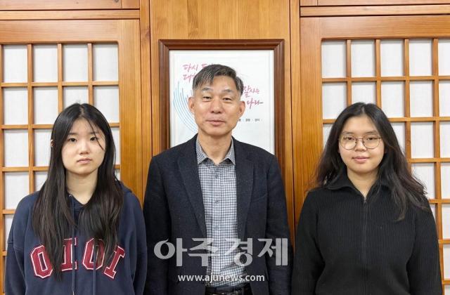 이낙종 옌타이한국국제학교장은 틈틈이 책을 읽고 그 과정에서 자신만의 생각과 관점을 기르는 것이 무엇보다 중요하다고 강조했다사진민보경·서가영·최서연 옌타이 통신원